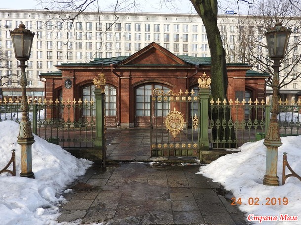 Домик Петра I на Петровской набережной.
