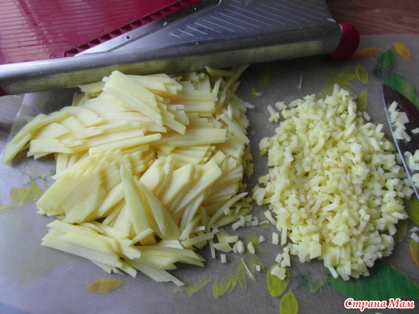 Пирожки с мясом и резанной картошкой.