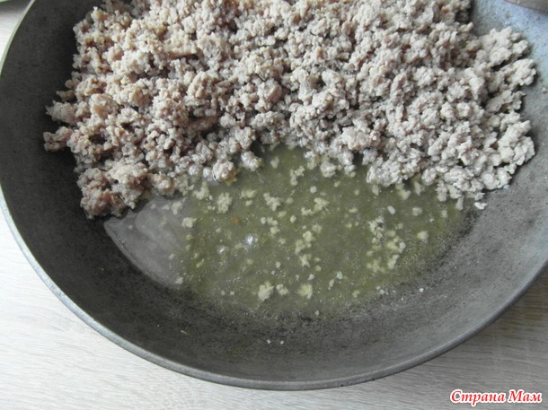 Пирожки с мясом и резанной картошкой.