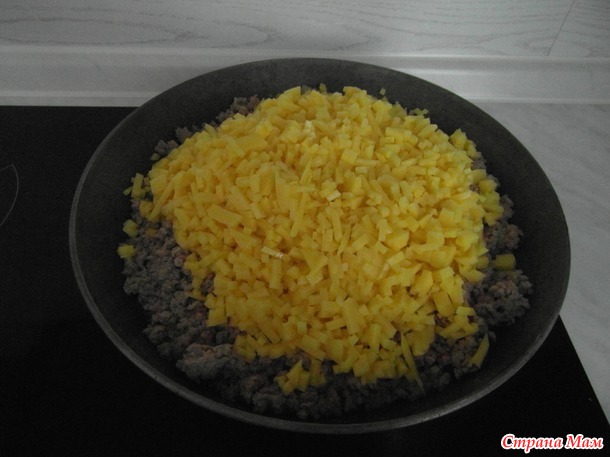Пирожки с мясом и резанной картошкой.