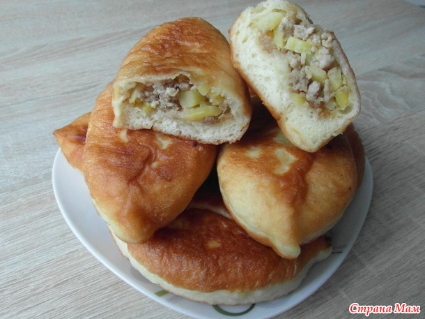 Пирожки с мясом и резанной картошкой.