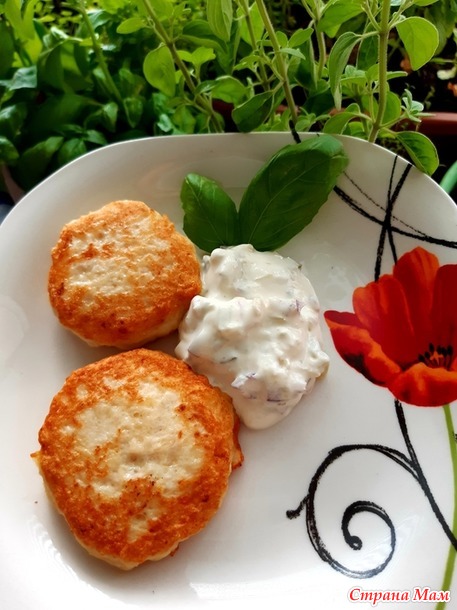 Картофельно-мясные котлеты с соусом тар тар.