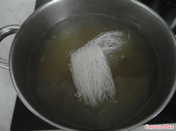 Фунчоза с мясом и брокколи.