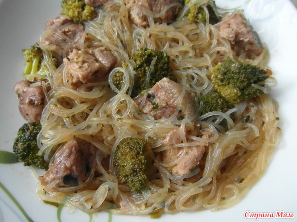 Фунчоза с мясом и брокколи.