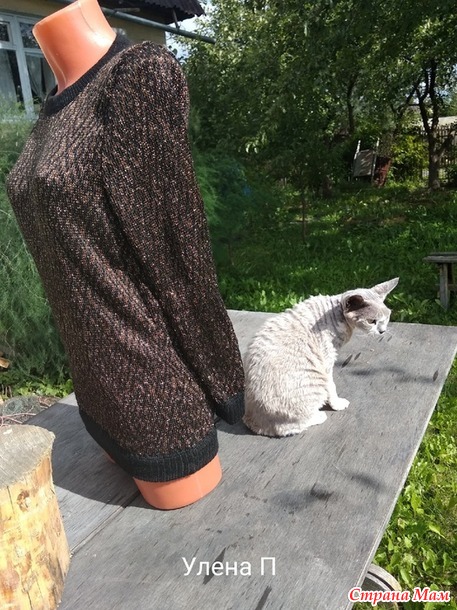 Джемпер из вискозы с люрексом и вискозы с акрилом.