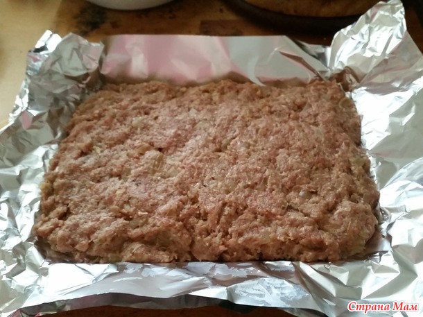 Рулет из фарша с яйцами