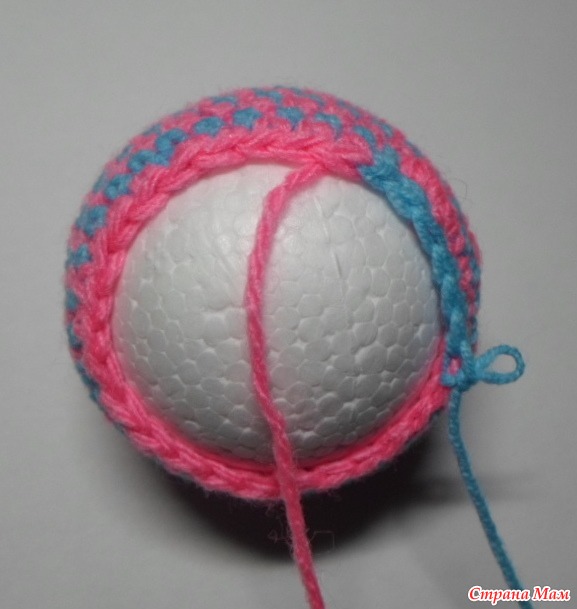 Ёлочный шарик со спиральным узором в два цвета