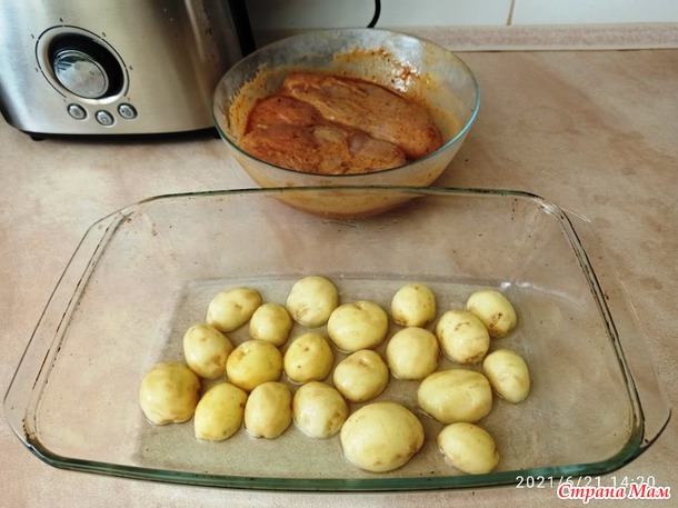 Обед по-быстрому. Куриное филе и молодой картофель в духовке.