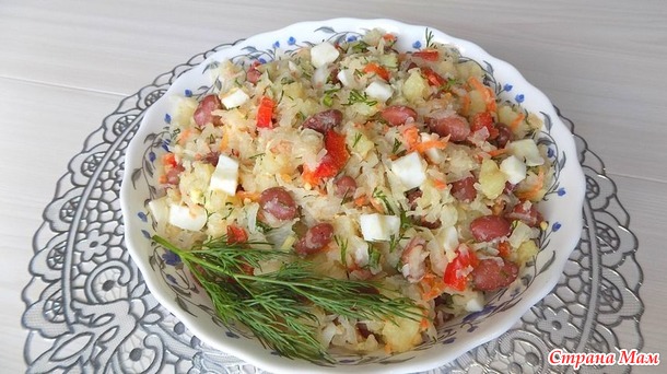 Овощной салат из квашеной капусты с фасолью