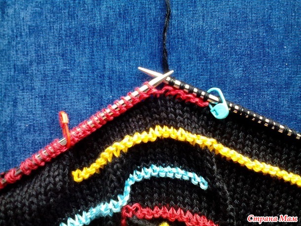 Вяжем вместе. пуловер с разноцветными полосками.
