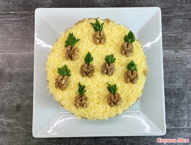 Слоеный салат с курицей, грибами и ананасами в виде торта