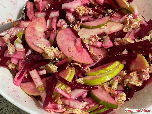 Салат с маринованной свеклой и яблоком
