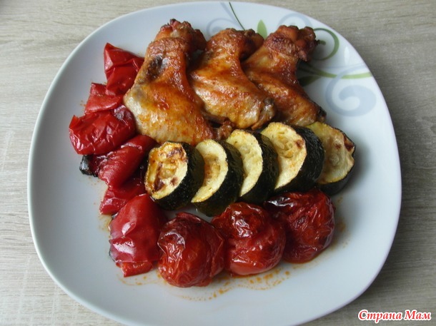 Куриные крылышки и голени с овощами.