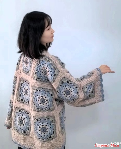Свободный свитер из  ажурных квадратных мотивов.