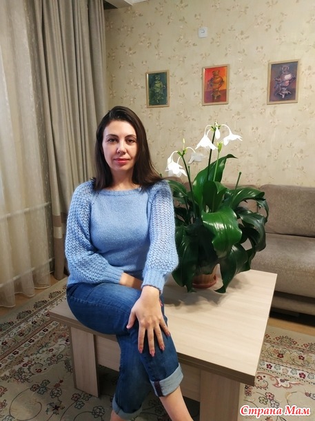 Голубой джемпер с ажурными рукавами