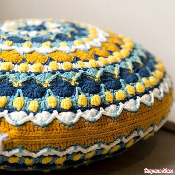 Круглая подушка в интерьер