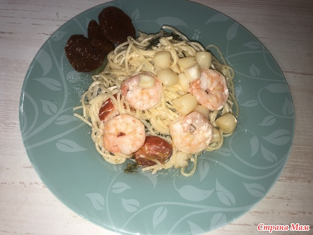 Паста с гребешками и креветками под сливочным соусом