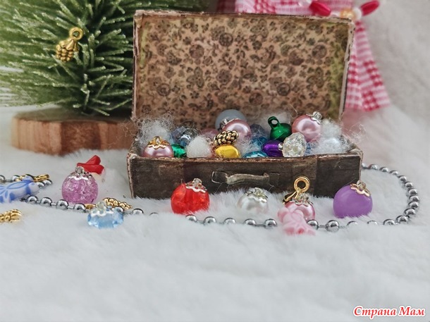 Кукольный дом. Ноябрь. Чердак. Корзины и чемодан с новогодними игрушками.