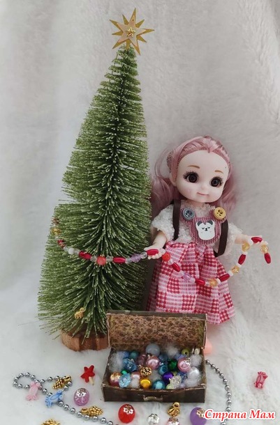 Кукольный дом. Ноябрь. Чердак. Корзины и чемодан с новогодними игрушками.