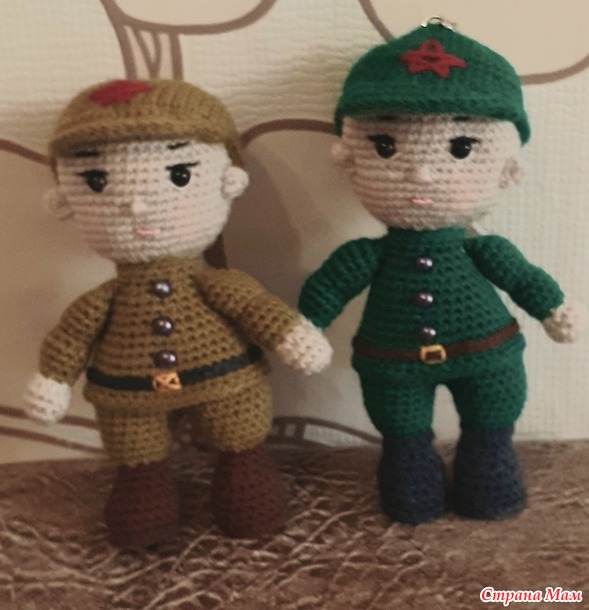 Служили два солдатика в нашем полку...