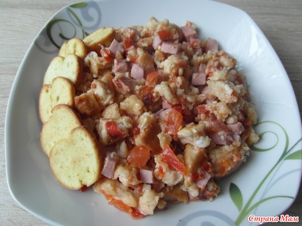 Омлет - скрэмбл с помидорами и сухариками.