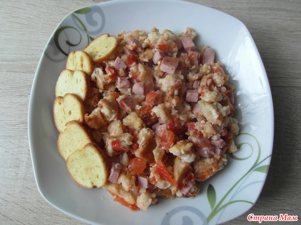 Омлет - скрэмбл с помидорами и сухариками.