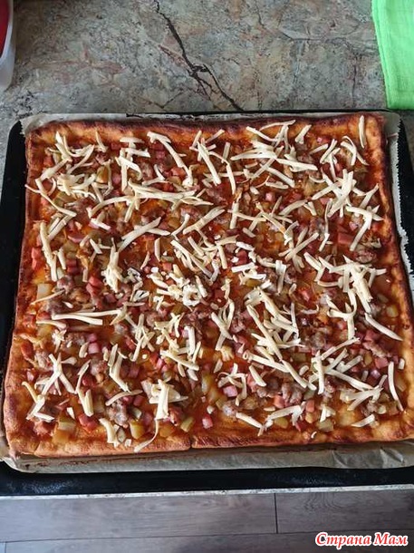 Пицца мясная, домашняя.