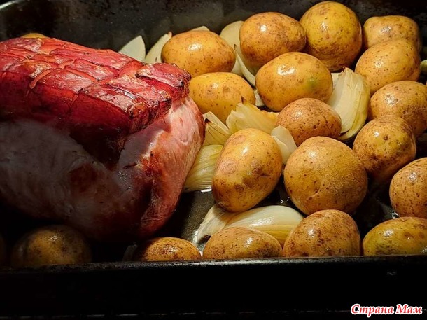 Мясо на гриле с овощами и вкусным соусом в придачу.