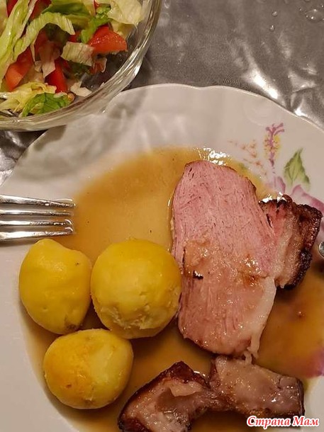 Мясо на гриле с овощами и вкусным соусом в придачу.
