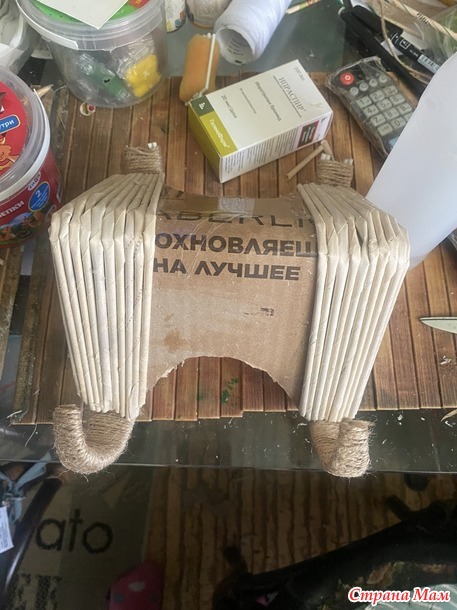 А вот и кресло-качалка, из подручных материалов.
