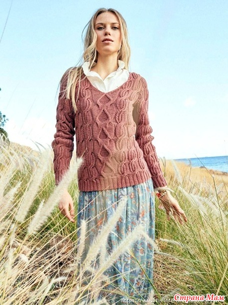 Медно-коричневый пуловер с фантазийными косами и глубоким V-образным вырезом. Спицы.